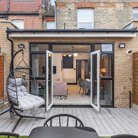 Unwind In Style 2Br With Cozy Backyard For Groups Apartment ลอนดอน ภายนอก รูปภาพ