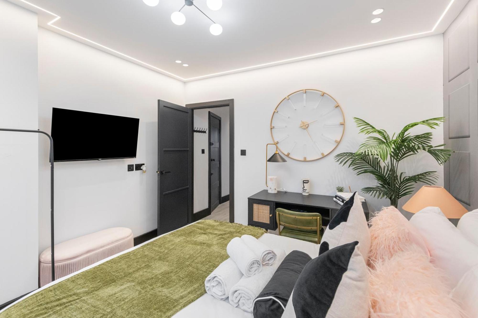 Unwind In Style 2Br With Cozy Backyard For Groups Apartment ลอนดอน ภายนอก รูปภาพ