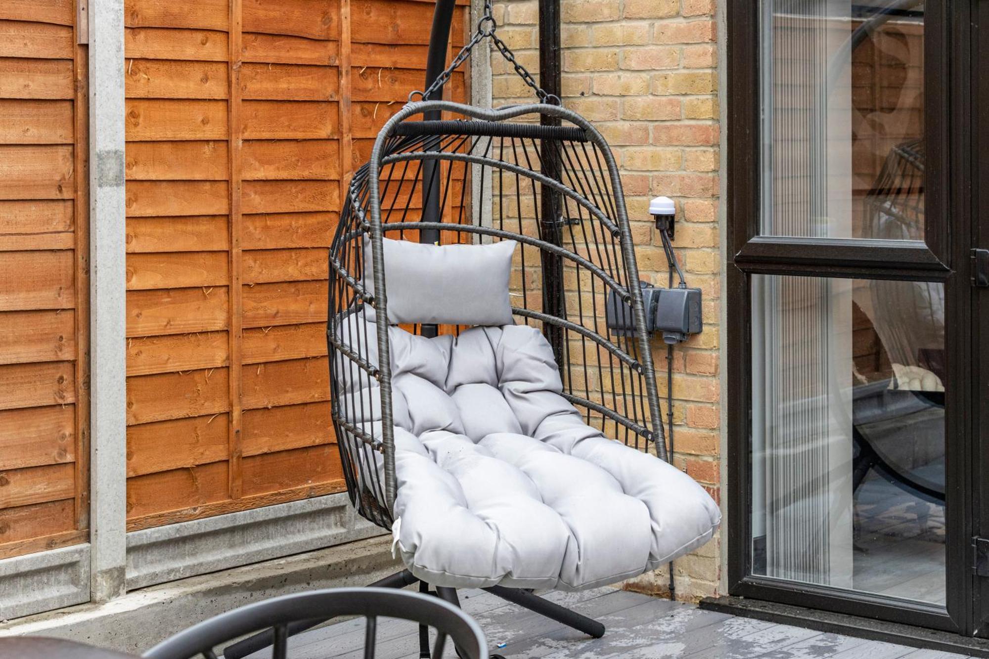 Unwind In Style 2Br With Cozy Backyard For Groups Apartment ลอนดอน ภายนอก รูปภาพ