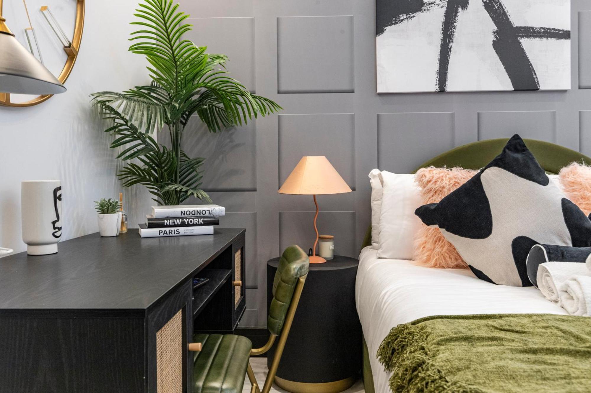 Unwind In Style 2Br With Cozy Backyard For Groups Apartment ลอนดอน ภายนอก รูปภาพ