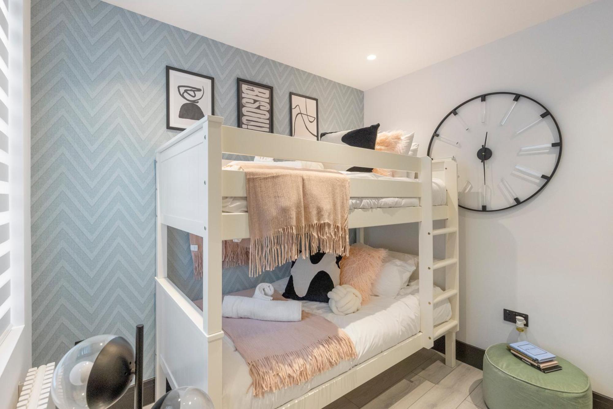 Unwind In Style 2Br With Cozy Backyard For Groups Apartment ลอนดอน ภายนอก รูปภาพ