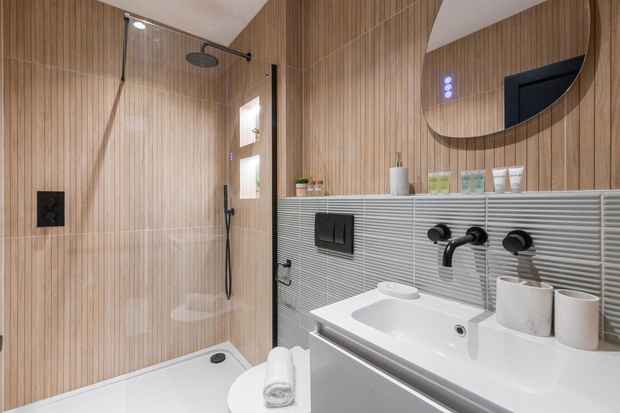 Unwind In Style 2Br With Cozy Backyard For Groups Apartment ลอนดอน ภายนอก รูปภาพ