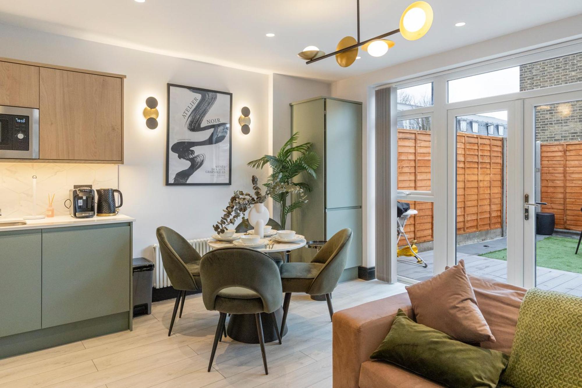 Unwind In Style 2Br With Cozy Backyard For Groups Apartment ลอนดอน ภายนอก รูปภาพ