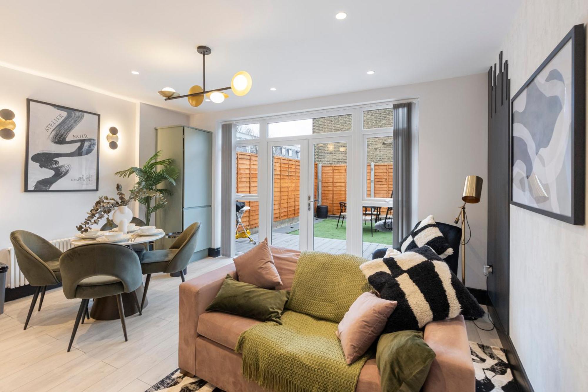 Unwind In Style 2Br With Cozy Backyard For Groups Apartment ลอนดอน ภายนอก รูปภาพ