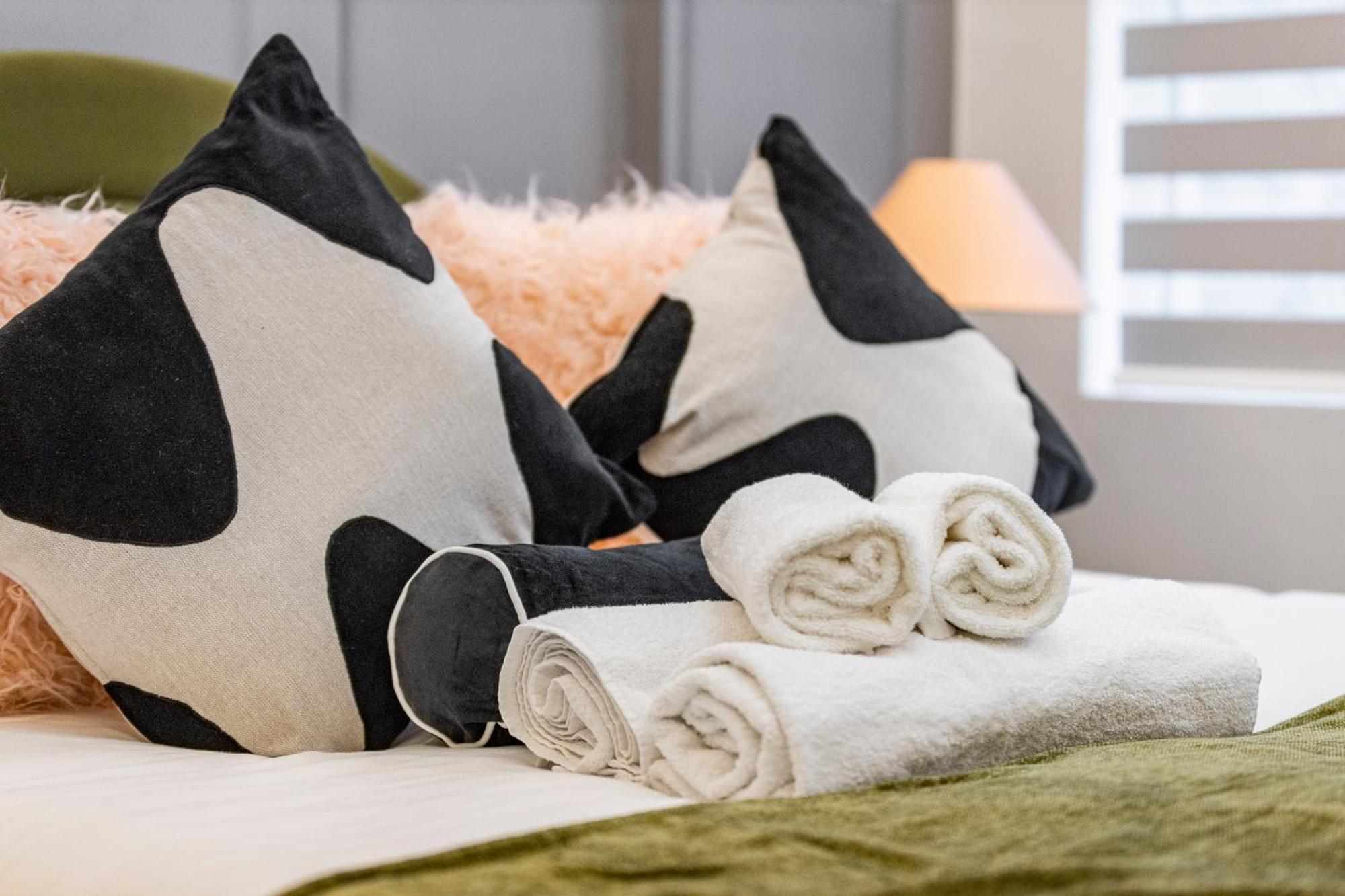 Unwind In Style 2Br With Cozy Backyard For Groups Apartment ลอนดอน ภายนอก รูปภาพ