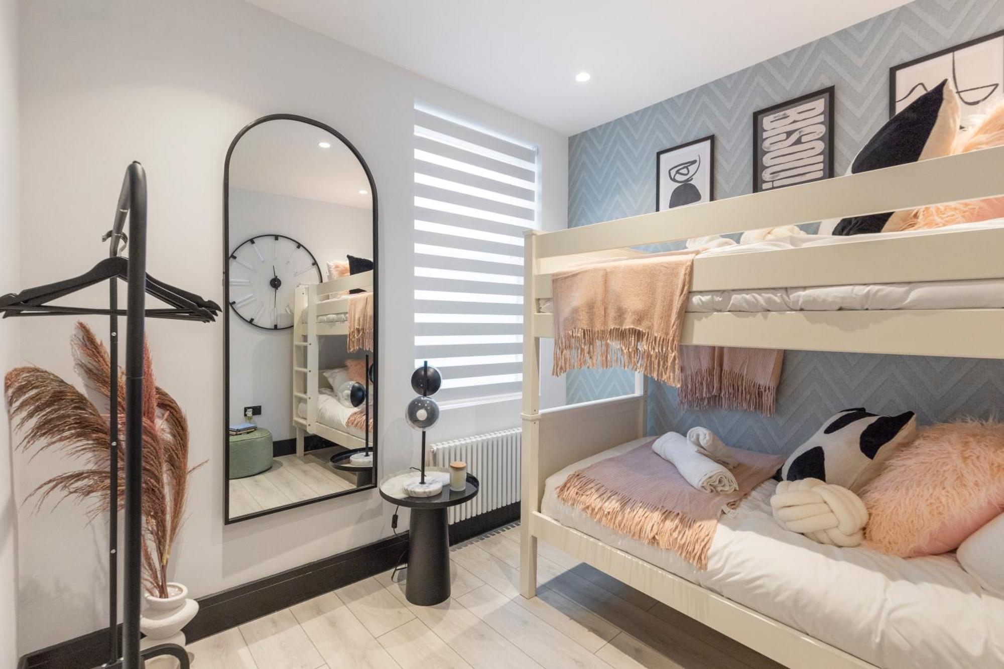 Unwind In Style 2Br With Cozy Backyard For Groups Apartment ลอนดอน ภายนอก รูปภาพ