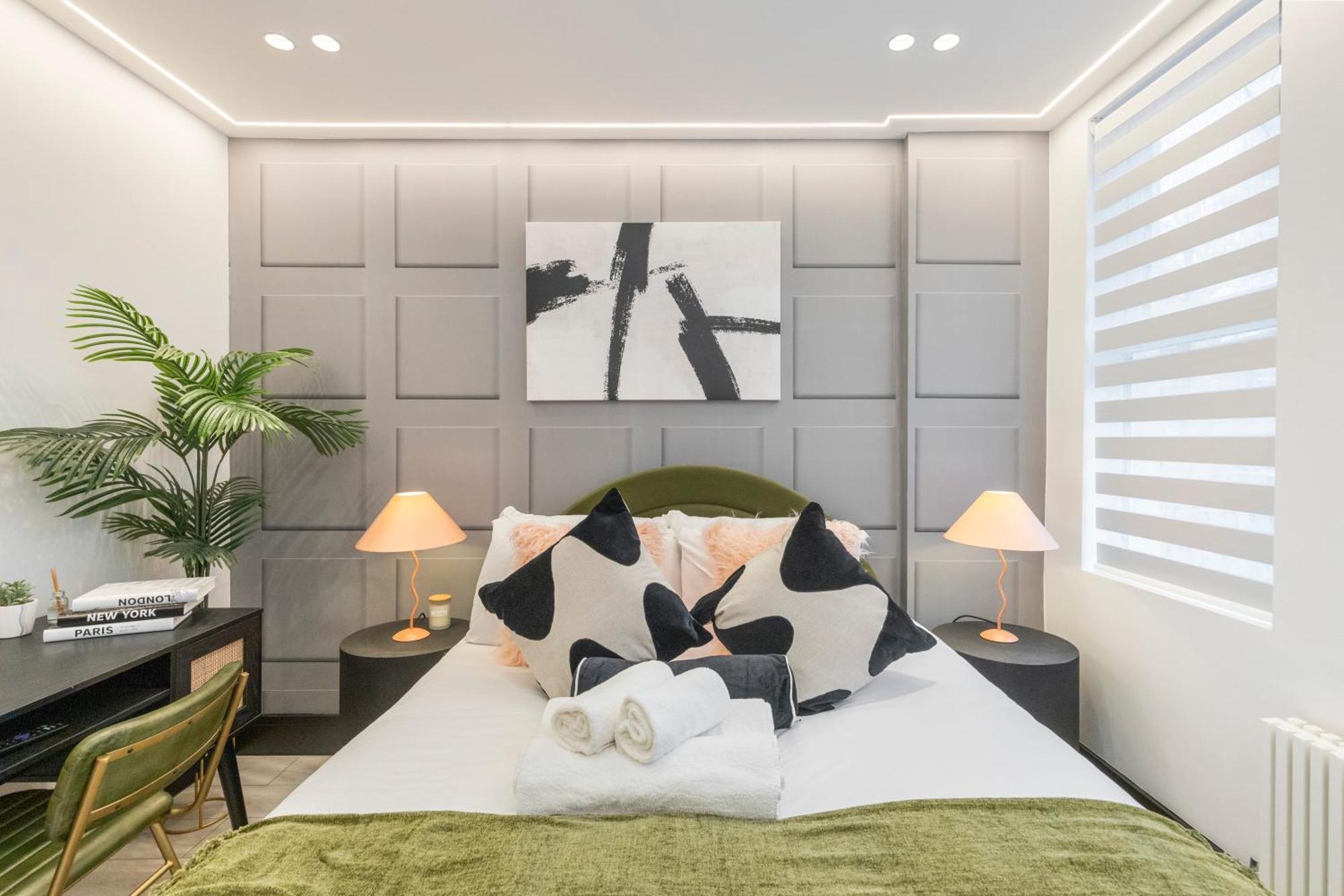 Unwind In Style 2Br With Cozy Backyard For Groups Apartment ลอนดอน ภายนอก รูปภาพ