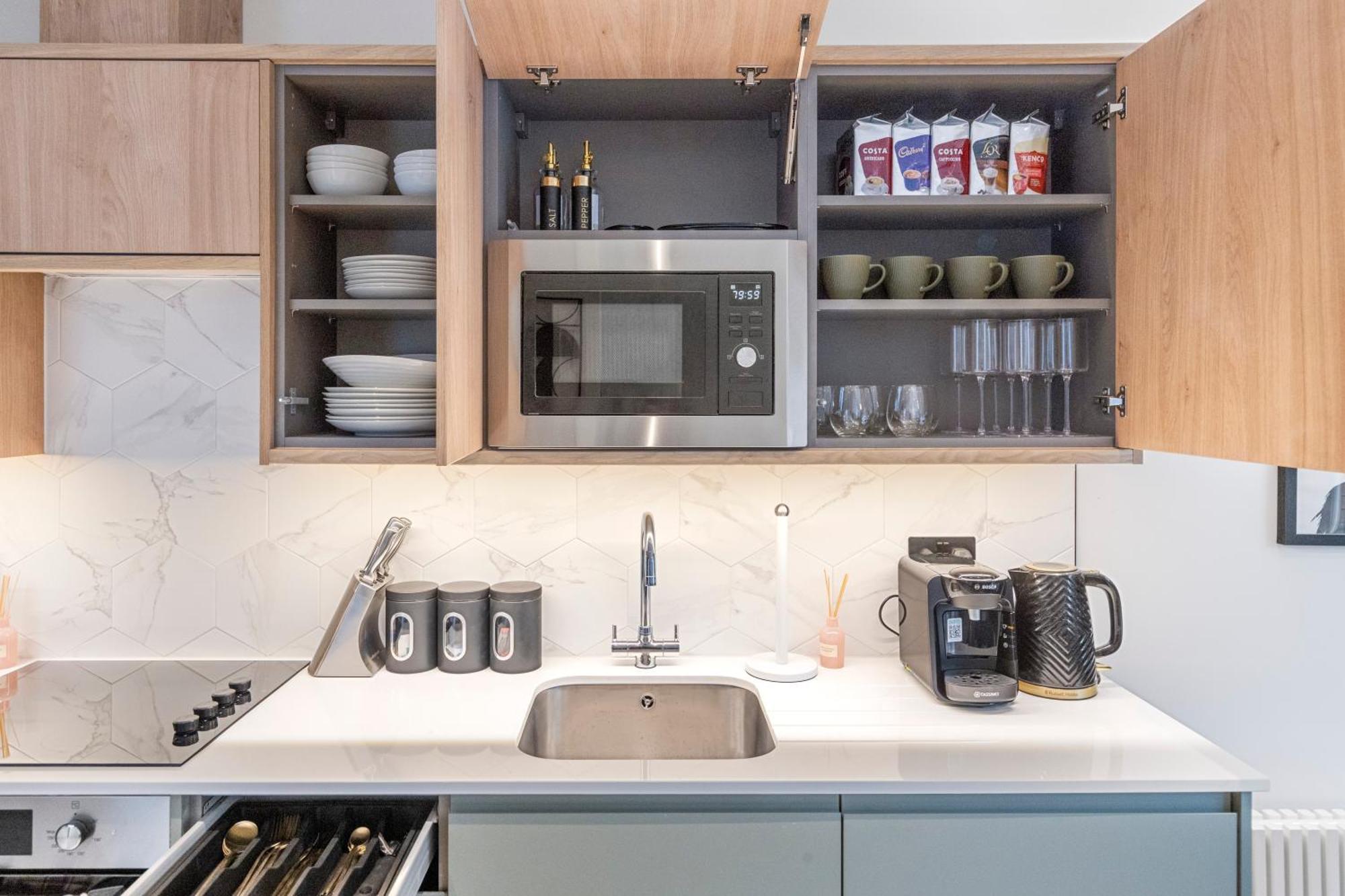 Unwind In Style 2Br With Cozy Backyard For Groups Apartment ลอนดอน ภายนอก รูปภาพ