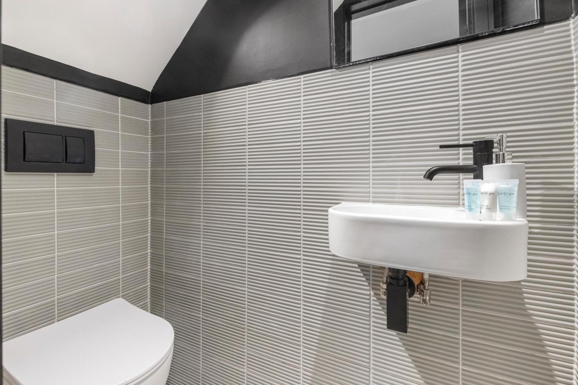 Unwind In Style 2Br With Cozy Backyard For Groups Apartment ลอนดอน ภายนอก รูปภาพ