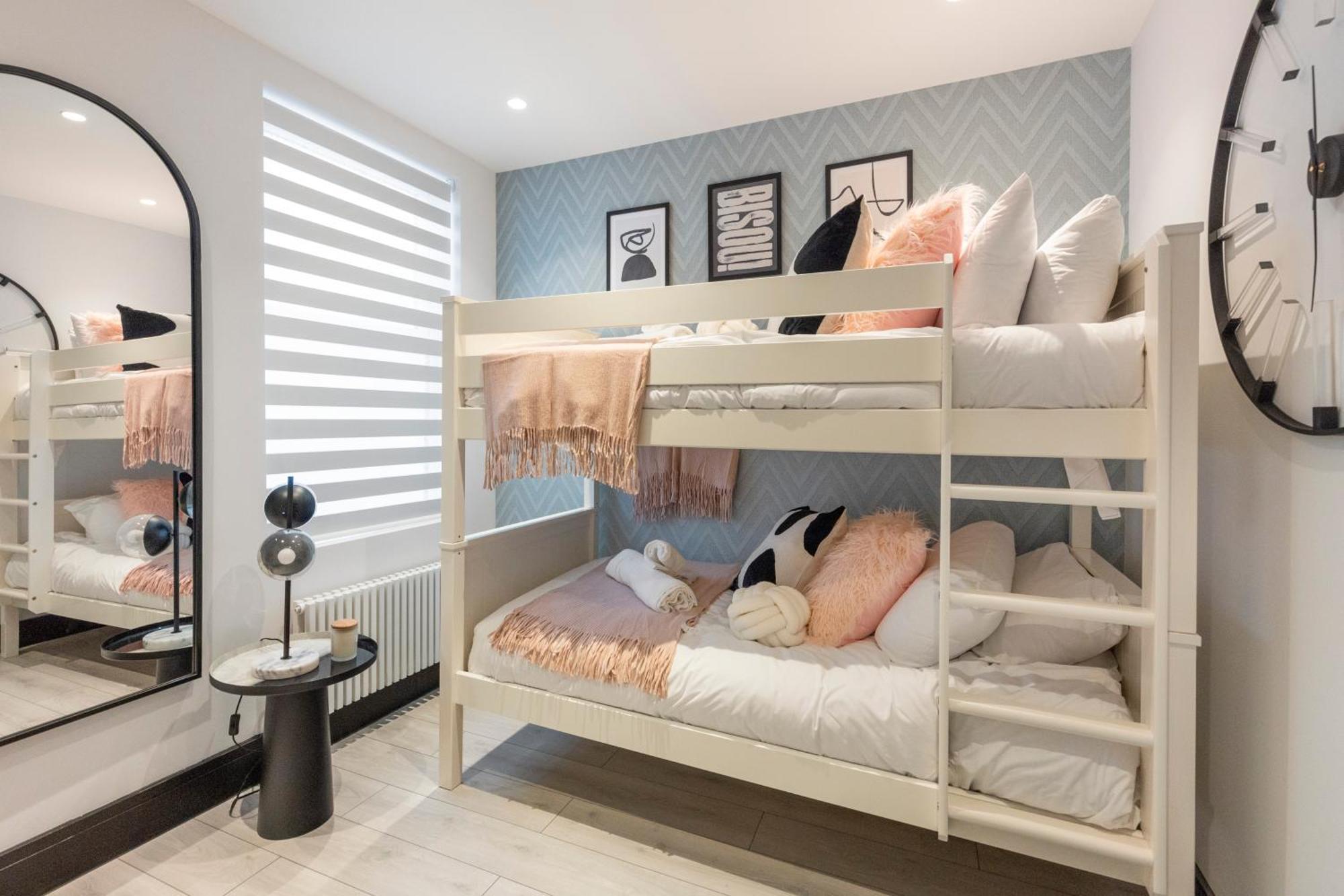 Unwind In Style 2Br With Cozy Backyard For Groups Apartment ลอนดอน ภายนอก รูปภาพ