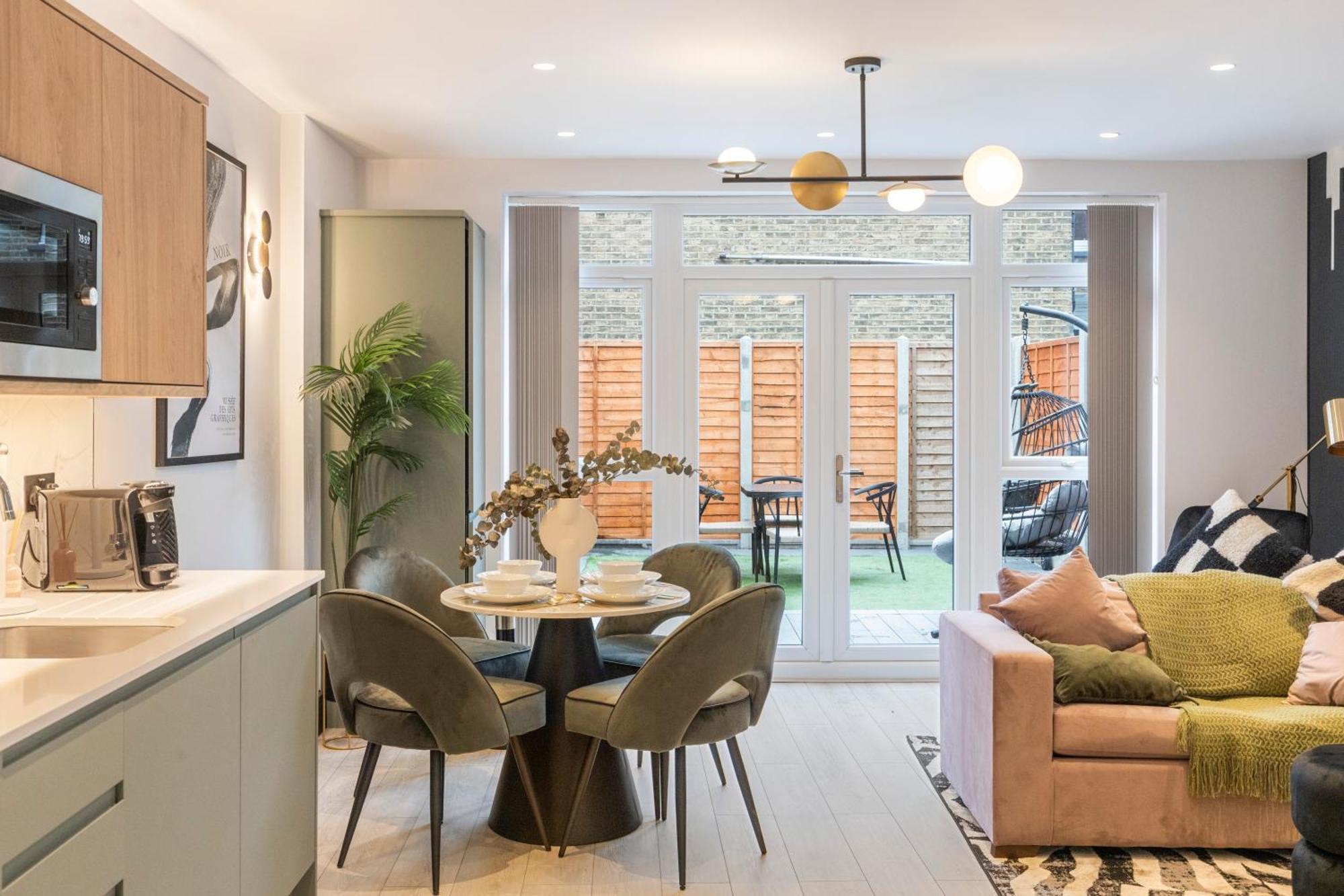 Unwind In Style 2Br With Cozy Backyard For Groups Apartment ลอนดอน ภายนอก รูปภาพ