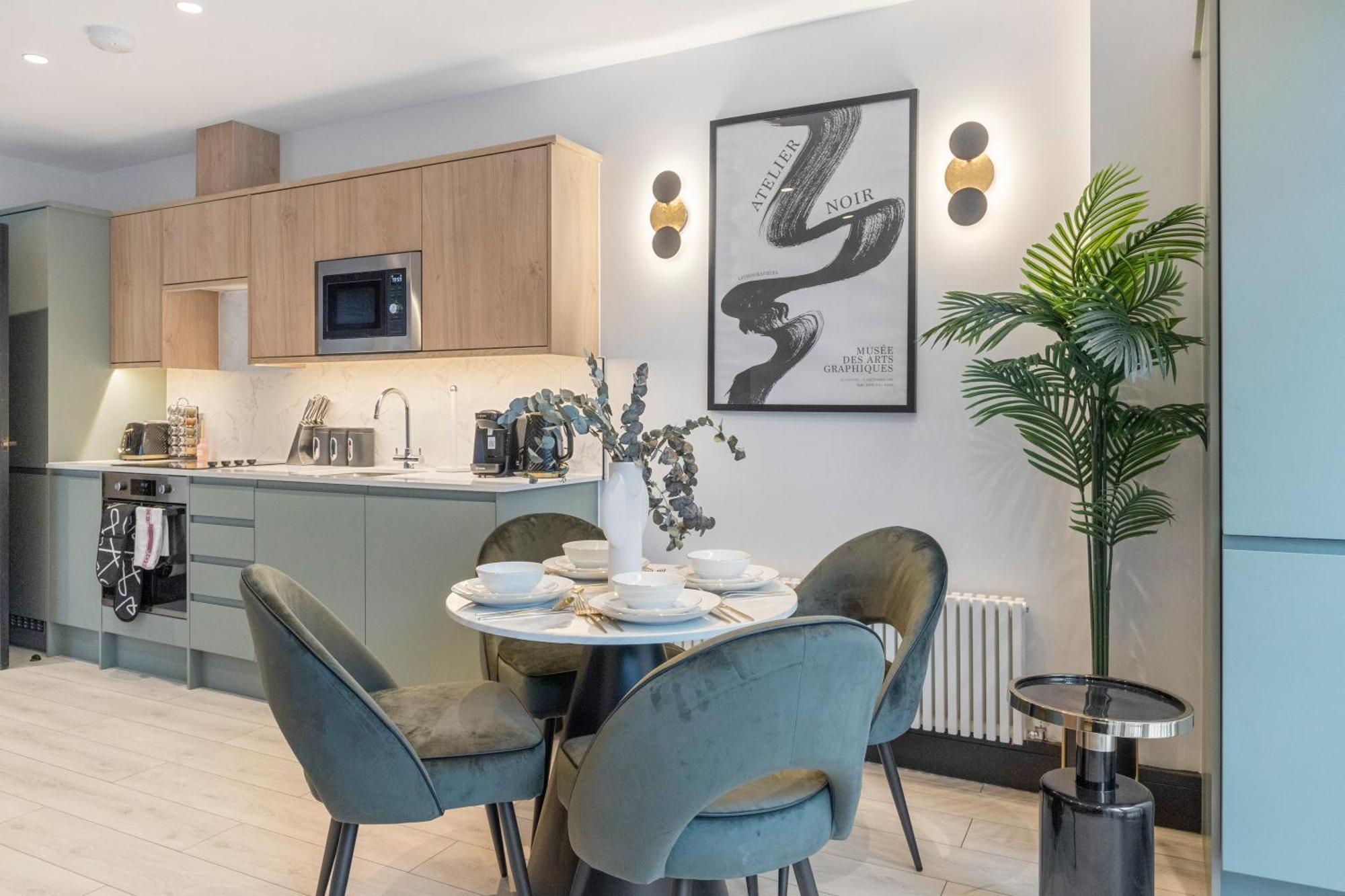 Unwind In Style 2Br With Cozy Backyard For Groups Apartment ลอนดอน ภายนอก รูปภาพ