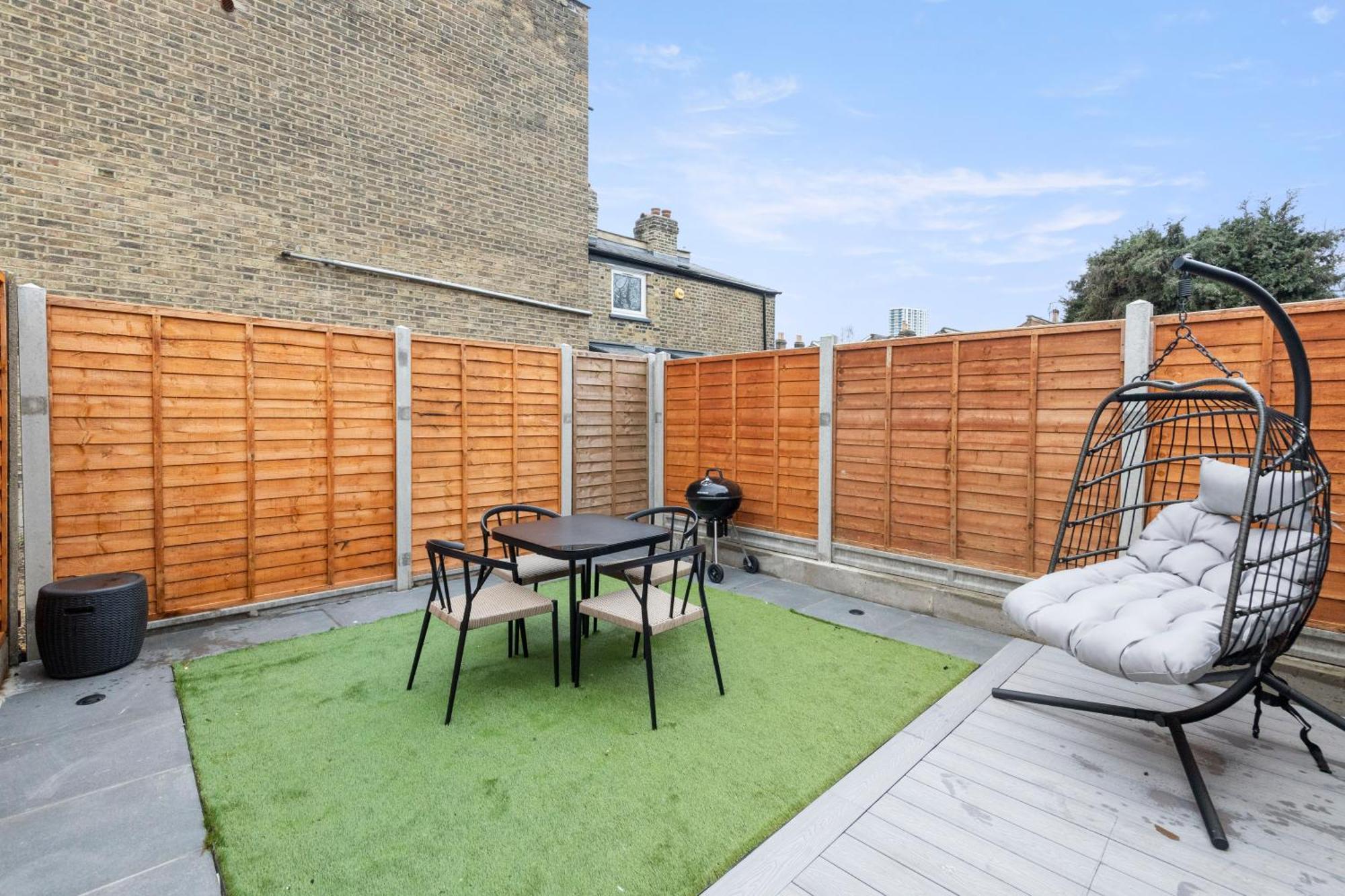 Unwind In Style 2Br With Cozy Backyard For Groups Apartment ลอนดอน ภายนอก รูปภาพ