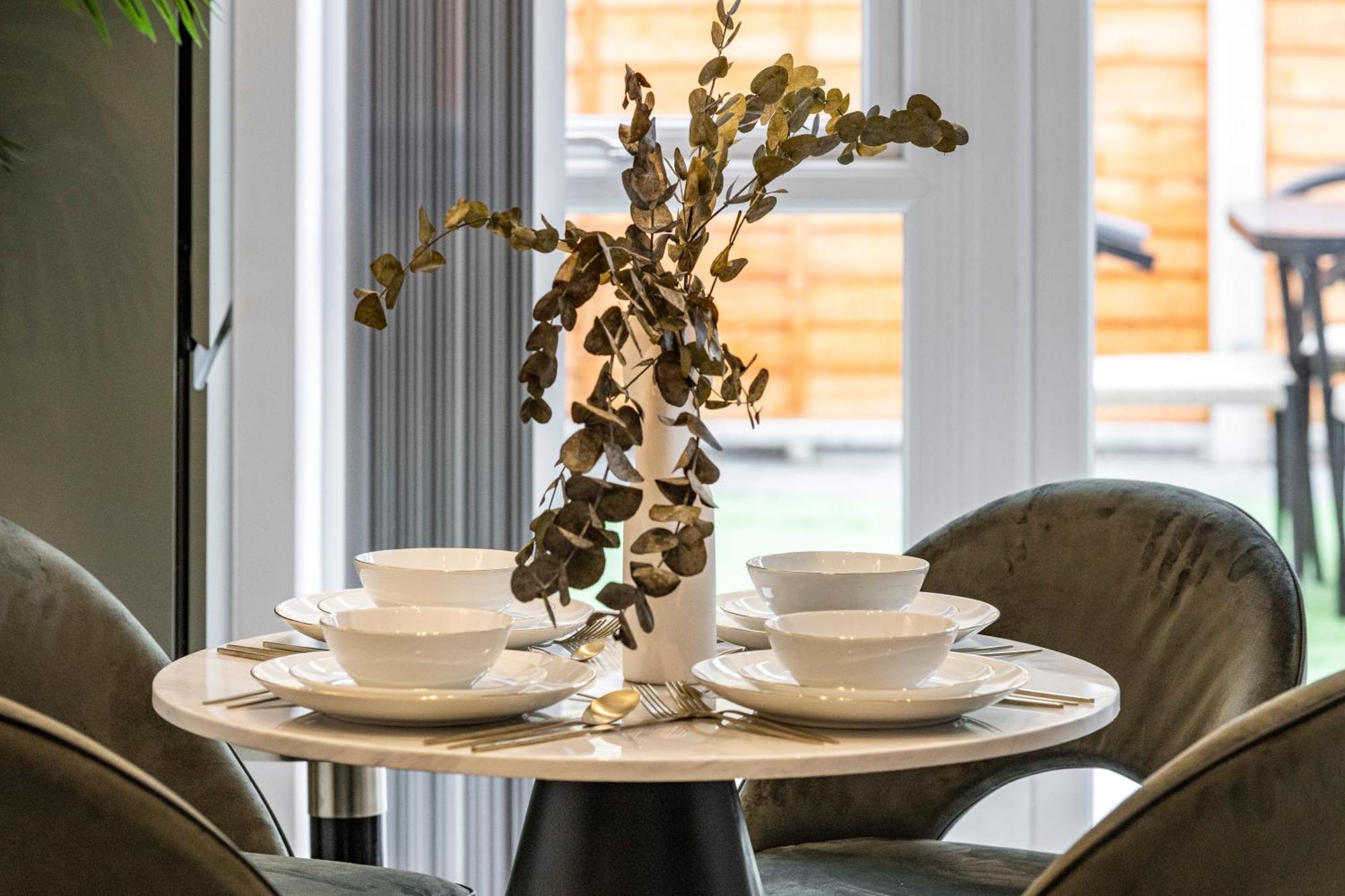 Unwind In Style 2Br With Cozy Backyard For Groups Apartment ลอนดอน ภายนอก รูปภาพ