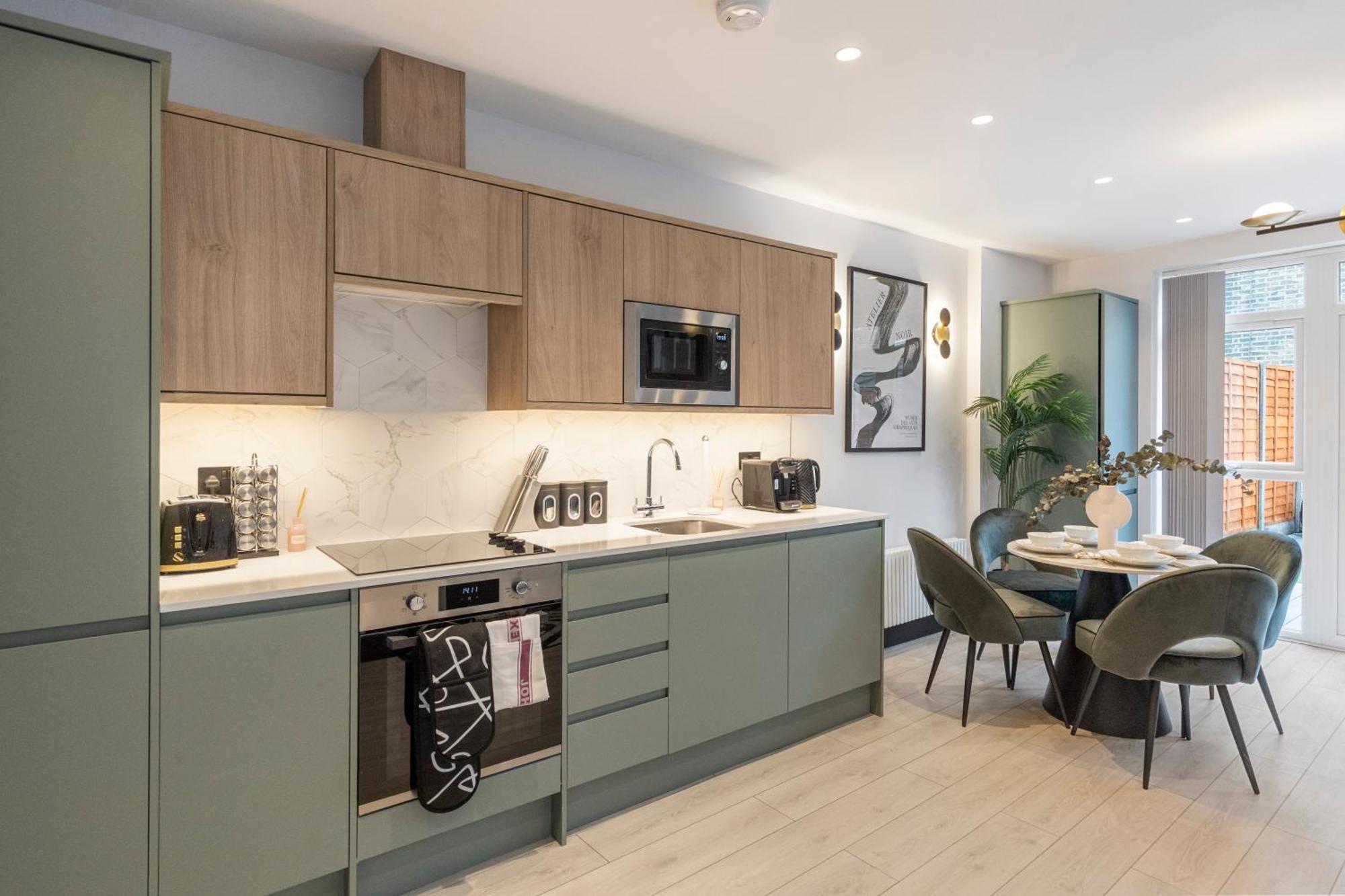 Unwind In Style 2Br With Cozy Backyard For Groups Apartment ลอนดอน ภายนอก รูปภาพ
