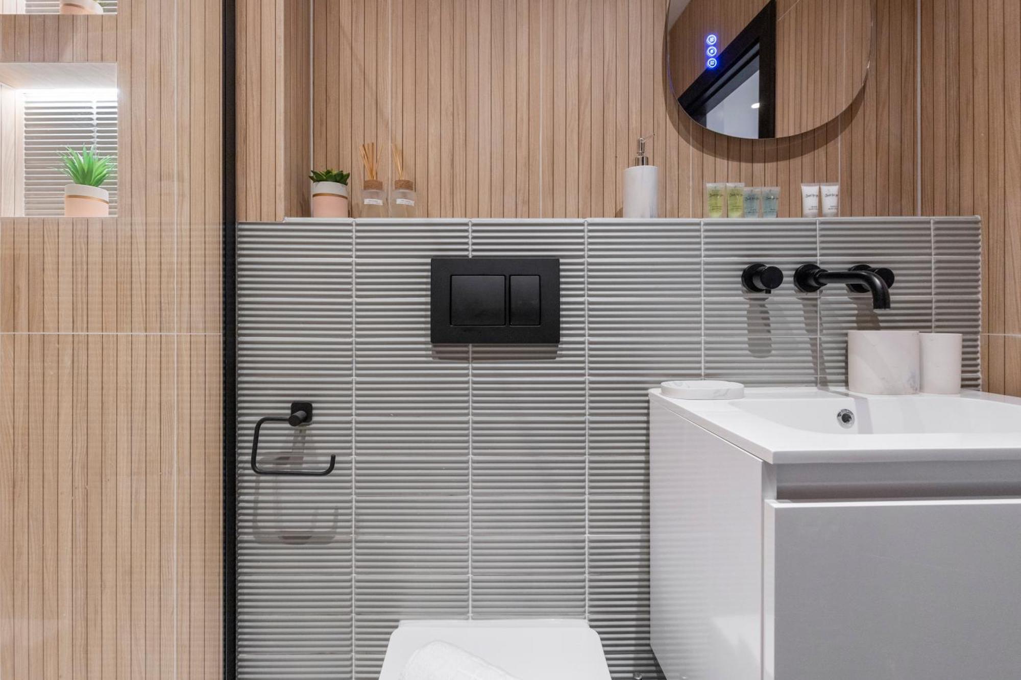 Unwind In Style 2Br With Cozy Backyard For Groups Apartment ลอนดอน ภายนอก รูปภาพ